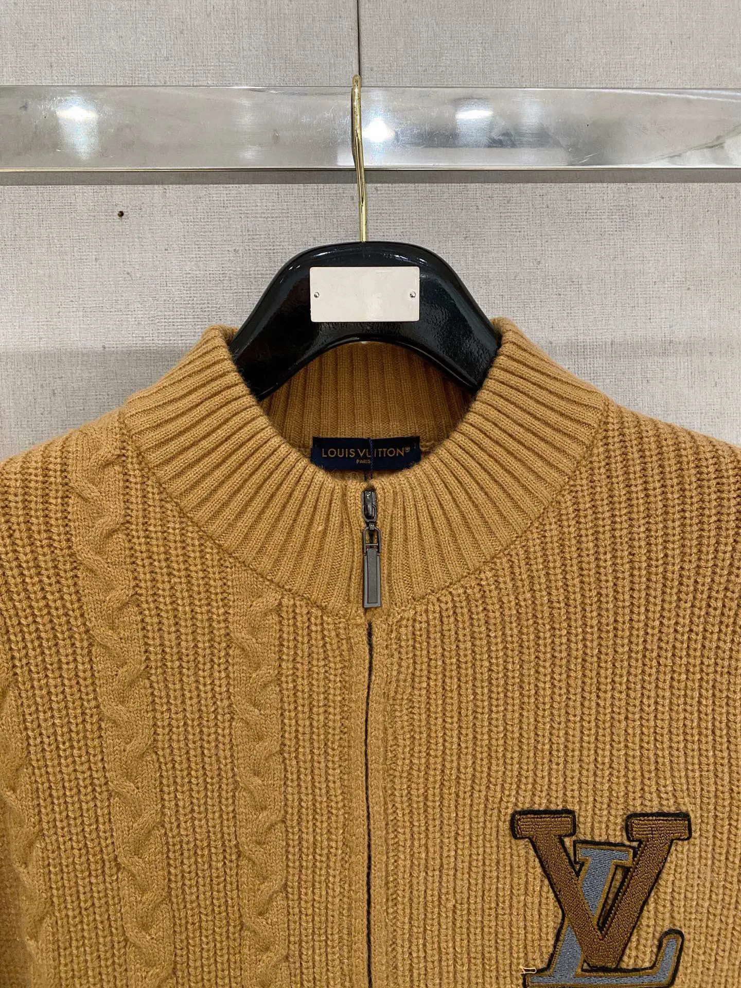🅿️540 【LV Louis Vuitton】Autumn and winter classic cardigan sweater, in full condition! ! ! Wool blended fabric, the latest model in 2025, golden ratio! ! Slim-fitting soft gold, versatile and practical item, the combination and practicality are extremely powerful, simple and elegant, and classy! To create your own style, it is highly recommended to buy it in two colors. The standard slim fit tailoring process is suitable for both young and old men. It is knitted from wool and will not cause any discomfort! While keeping warm, it is stylish, textured and wearable, and the classic logo with contrasting colors on the chest feels in place! ! Recommended for regular customers! ! Size M-3XL (maximum wear: 190 pounds)
